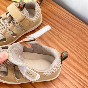 Bequeme khakifarbene Kindersandalen mit atmungsaktivem Mesh und Klettverschluss