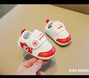 Dettaglio delle scarpe da primi passi per neonati in rete traspirante con motivo orso
