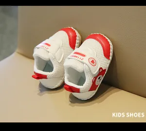 Dettaglio di scarpe primi passi in mesh bianco traspirante con accenti rossi e orsetto.