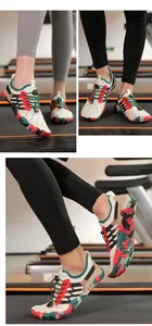 Gedetailleerde weergave van gekleurde blotevoetenschoenen op een loopband voor fitness.