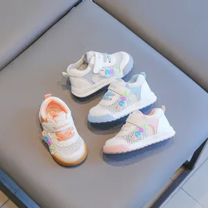 Atmungsaktive Kleinkinder-Laufschuhe aus Mesh mit Klettverschluss und Zehenschutz