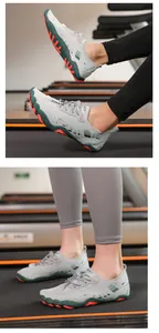 Gedetailleerde weergave van lichte waterschoenen voor buiten zwemmen en fitnesstraining.