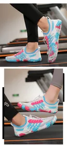 Detailweergave van kleurrijke uniseks waterschoenen gedragen tijdens fitness training.
