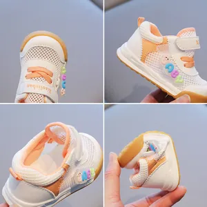 Vierfachansicht atmungsaktiver weißer Mesh-Lauflernschuhe für Kleinkinder mit rutschfester Sohle.