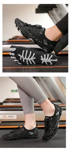 Gedetailleerd zicht op zwarte blotevoeten-waterschoenen op een loopband voor fitness.