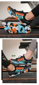 Detail van zwart-oranje sneldrogende waterschoenen met levendige blauwe patronen