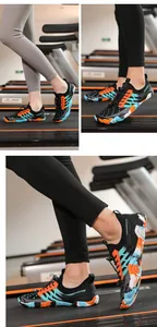 Gedetailleerd overzicht van ademende waterschoenen gedragen in een fitnessomgeving