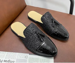 Detailansicht Herren Mules in Schwarz mit Glitzer, Lackleder-Kappe und Quasten.