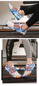 Close-up detail van kleurrijke waadschoenen in zij- en bovenaanzicht op een fitnessloopband