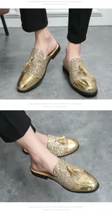 Detailansicht von goldenen Glitzer-Slippern für Herren mit Quasten und Metallkappe.