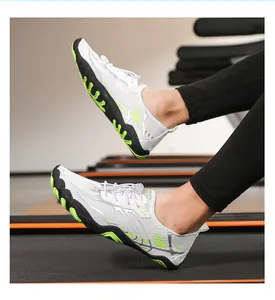 Witte outdoor waterschoenen met neon groene accenten en elastische veters.