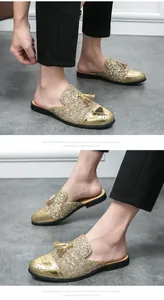 Stilvolle goldene Glitzer Herren-Mules mit Quasten und Brogue-Details für trendigen Look