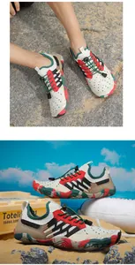 Detailopname van ademende waterschoenen voor zwemmen en wandelen met antislipzool