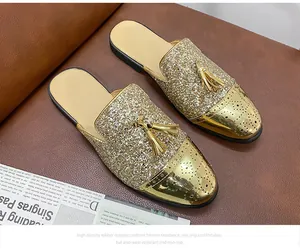 Detailansicht goldene Glitzer-Herrenmules mit Quastenakzenten und Brogue-Spitze
