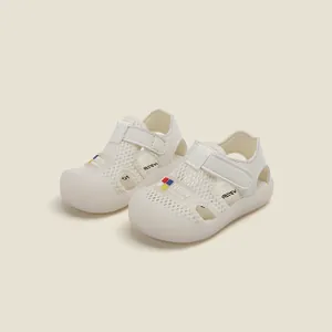 Gros plan de chaussures de marche pour tout-petits en mesh blanc avec scratch