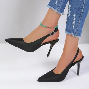 Elegantes zapatos de salón destalonados negros de punta con tacón de aguja