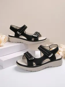 Detailweergave van zwarte platformsandalen voor dames met verstelbare bandjes