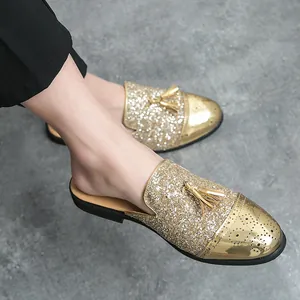 Modische goldene Glitzer-Pantoletten für Herren mit Quasten und feinen Brogue-Details