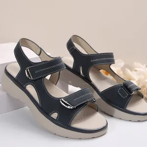 Gedetailleerd overzicht van comfortabele marineblauwe sleehaksandalen met klittenbandsluiting