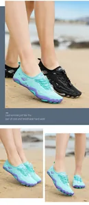 Ademende outdoor waterschoenen voor zwemmen en strandactiviteiten op het zand