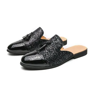 Modische schwarze Herren Pantoletten aus Lackleder mit Glitzer und Quasten