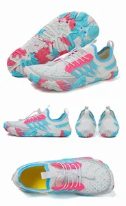 Meerhoekweergave van witte mesh waterschoenen met roze en blauwe camouflage-accenten.