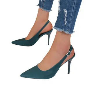 Elegantes zapatos slingback verde esmeralda en punta con hebilla de pedrería y tacón de aguja.