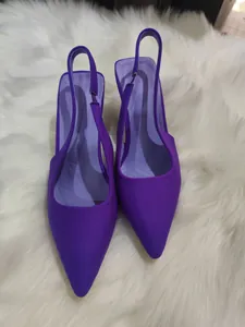 Λεπτομερής όψη μωβ μυτερών slingback γοβών με κομψή ανάγλυφη υφή από ραβδωτό ύφασμα