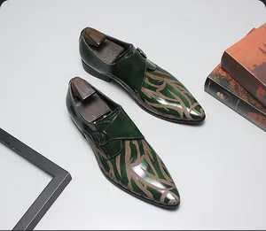 Détail rapproché de chaussures monk en cuir vert avec un motif de flammes élégant