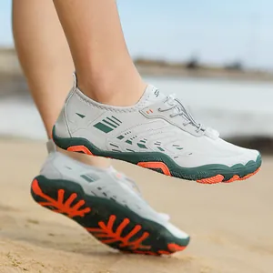 Ademende outdoor waterschoenen voor strand en snorkelen met antislip rubberen zool