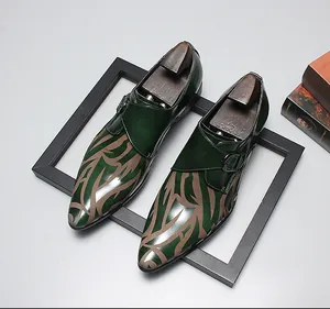 Vue détaillée de chaussures pour hommes à boucle vertes avec bout pointu et motifs