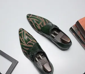 Vue détaillée de dessus de chaussures de ville vertes à boucle avec motifs tribaux