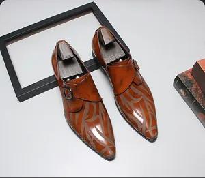 Gros plan sur des chaussures monk strap en cuir marron avec motif de flammes abstrait