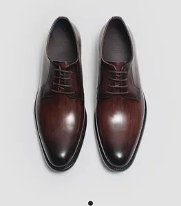 Vue de dessus montrant la finition boisée brossée exquise sur des chaussures brunes