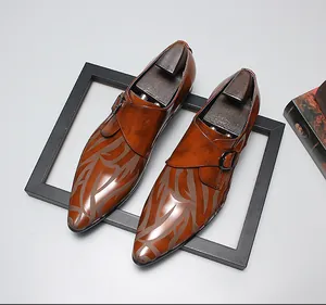 Vue détaillée de chaussures en cuir marron à boucle pour hommes avec motif sur le bout