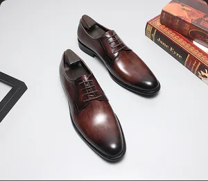Vue détaillée de chaussures de ville en cuir marron brossé à la main pour hommes