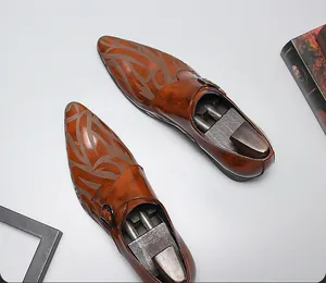 Détail de chaussures en cuir à boucle pour homme avec motif tribal unique