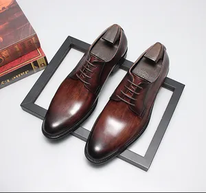 Détail de la texture brossée à la main sur des chaussures Derby en cuir marron.