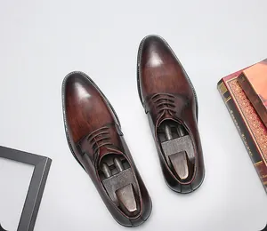 Gros plan de chaussures habillées pour hommes en cuir brossé marron avec embauchoirs