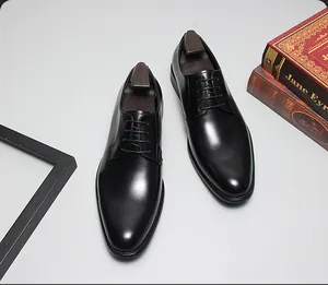 Vue détaillée de chaussures de ville élégantes en cuir de vachette noir pour hommes