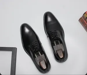 Chaussures de ville classiques en cuir noir pour hommes vues de dessus avec lacets
