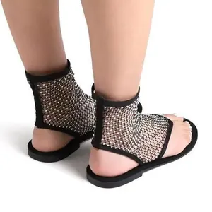 Modische schwarze Mesh-Zehentrenner für Damen mit funkelnden Strasssteinen, Nahaufnahme.