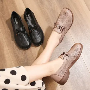 Women's Hollow-out Breathable Flower Flat Shoes Microfiber PU Soft Sole Casual Shoes For Elderly Mothers Summer Wear