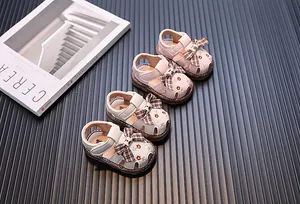 Niedliche Lauflern-Sandalen für Mädchen mit karierter Schleife und Blumenstickerei-Details
