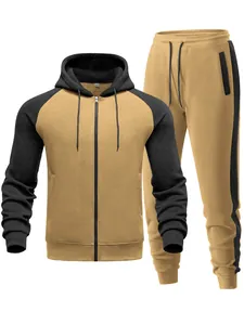 Λεπτομερής προβολή ανδρικής φόρμας fleece με φούτερ με κουκούλα και παντελόνι.