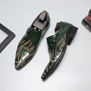 Élégantes chaussures monk pour hommes en cuir vert poli avec des motifs de flammes marron