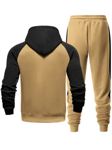 Πίσω όψη ανδρικής φόρμας με επένδυση fleece σε χακί και μαύρο χρώμα με κουκούλα και παντελόνι