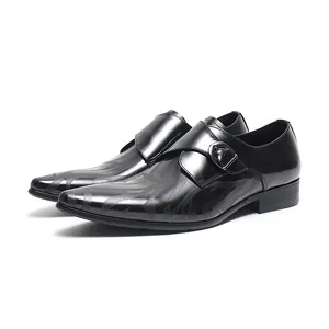 Chaussures habillées en cuir noir pour hommes avec boucle et bout pointu pour le bureau.