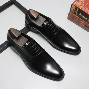 Chaussures richelieu classiques en cuir noir pour hommes au style formel d'affaires chic