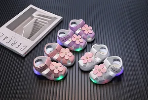 LED Sandalen für Kleinkinder Mädchen mit süßer Blumenverzierung in verschiedenen Farben